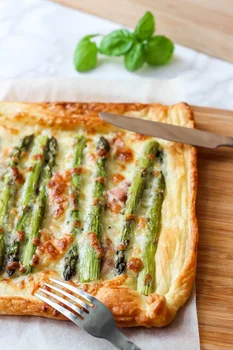 Tarta ze szparagami i boczkiem