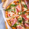 Pizza z gruszką i szynką dojrzewającą