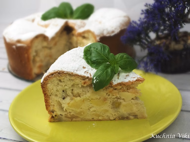 Biszkopt z jabłkami i bananem (Ciasto biszkoptowe z owocami)
