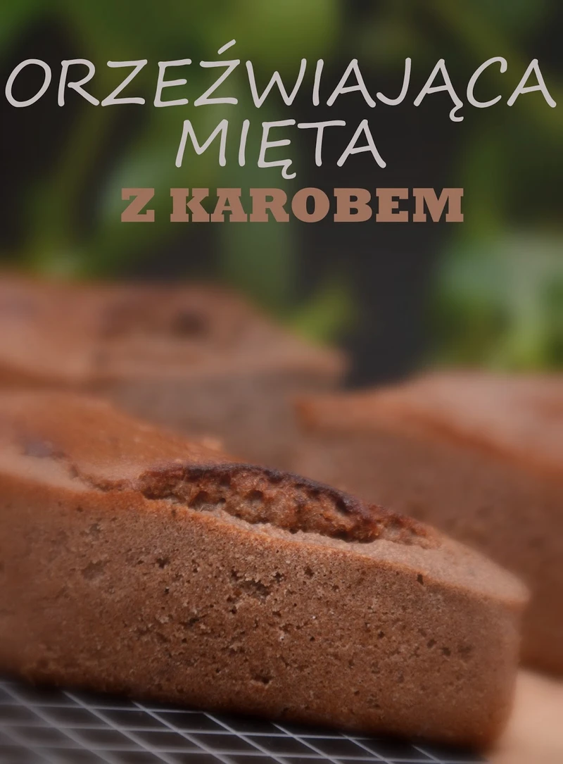 PUSZYSTE CIASTO: ORZEŹWIAJĄCA MIĘTA Z KAROBEM