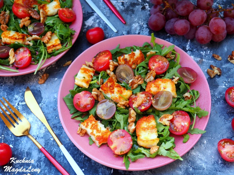 Sałatka z serem halloumi i winogronami