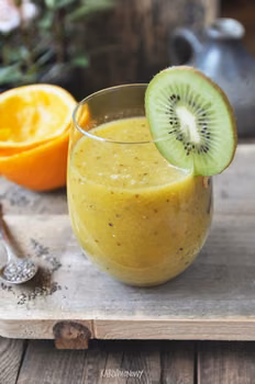 Koktajl z pomarańczami, kiwi i selerem naciowym