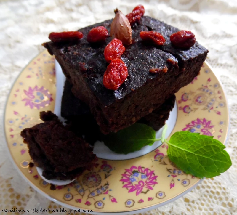Fit brownie bezglutenowe no.2 z awokado i jagodami goi