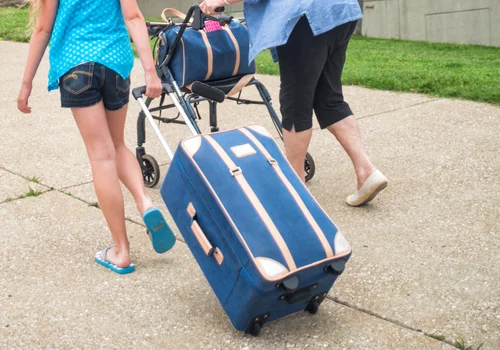 Babcia i jej 2,5-letnia wnuczka wyrzucone z autokaru! Skandaliczne wydarzenia na pielgrzymce