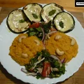 Grillowana cukinia z puree z batata i jarmużem