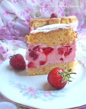 Biszkopt z bitą śmietaną i z truskawkami