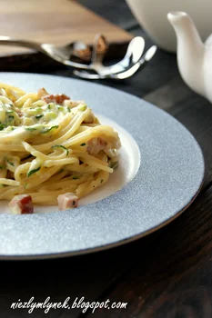 Spaghetti a'la carbonara z tartą cukinią i wędzonym boczkiem