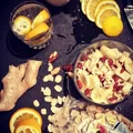 Płatki z brązowego ryżu z orzechami i owocami i pomarańczowa kawa BEZ SYROPU
