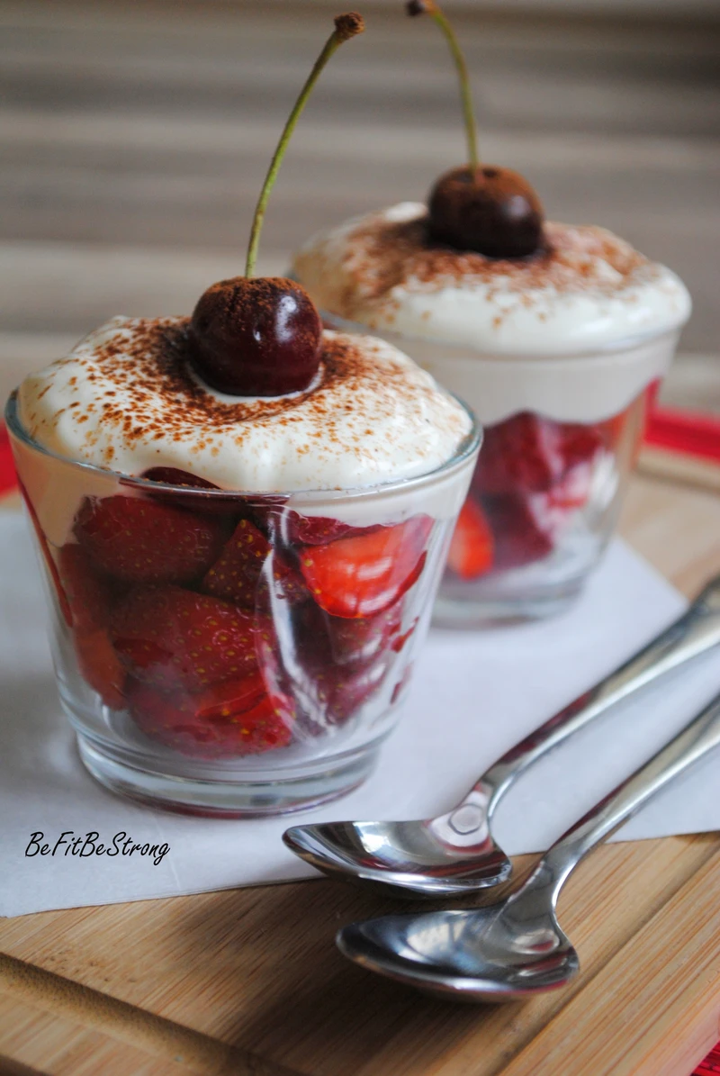 Domowa creme fraiche podana na truskawkach