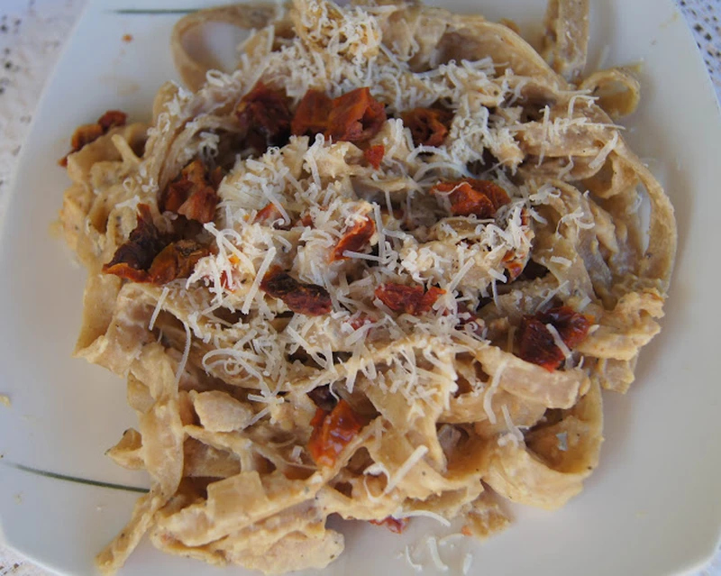 Tagliatelle z kurczakiem i suszonymi pomidorami