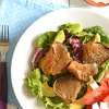 Sałata z pieczonymi boczniakami i awokado w stylu fit