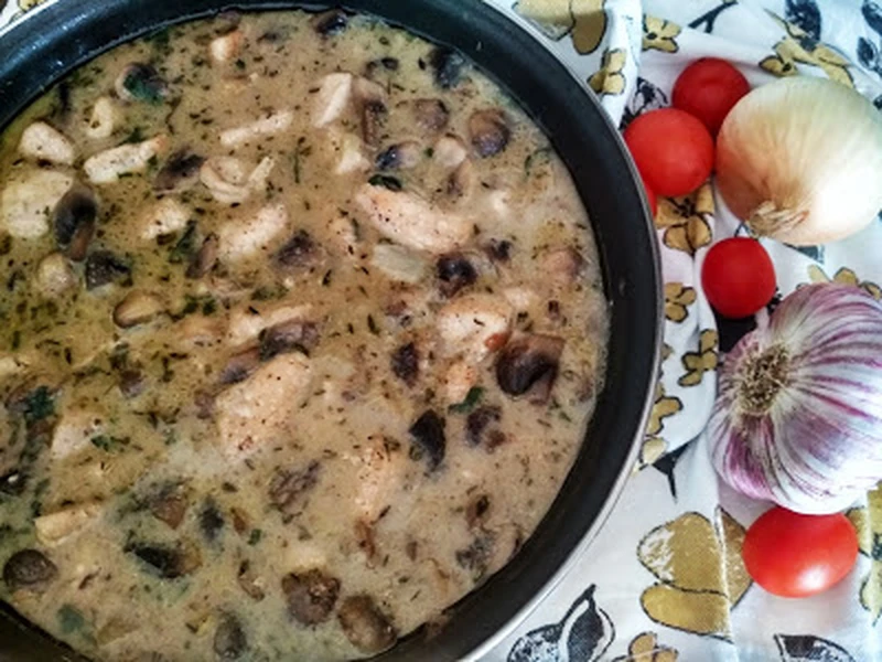 Gulasz drobiowy z pieczarkami
