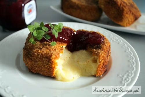 Panierowany Camembert z żurawiną
