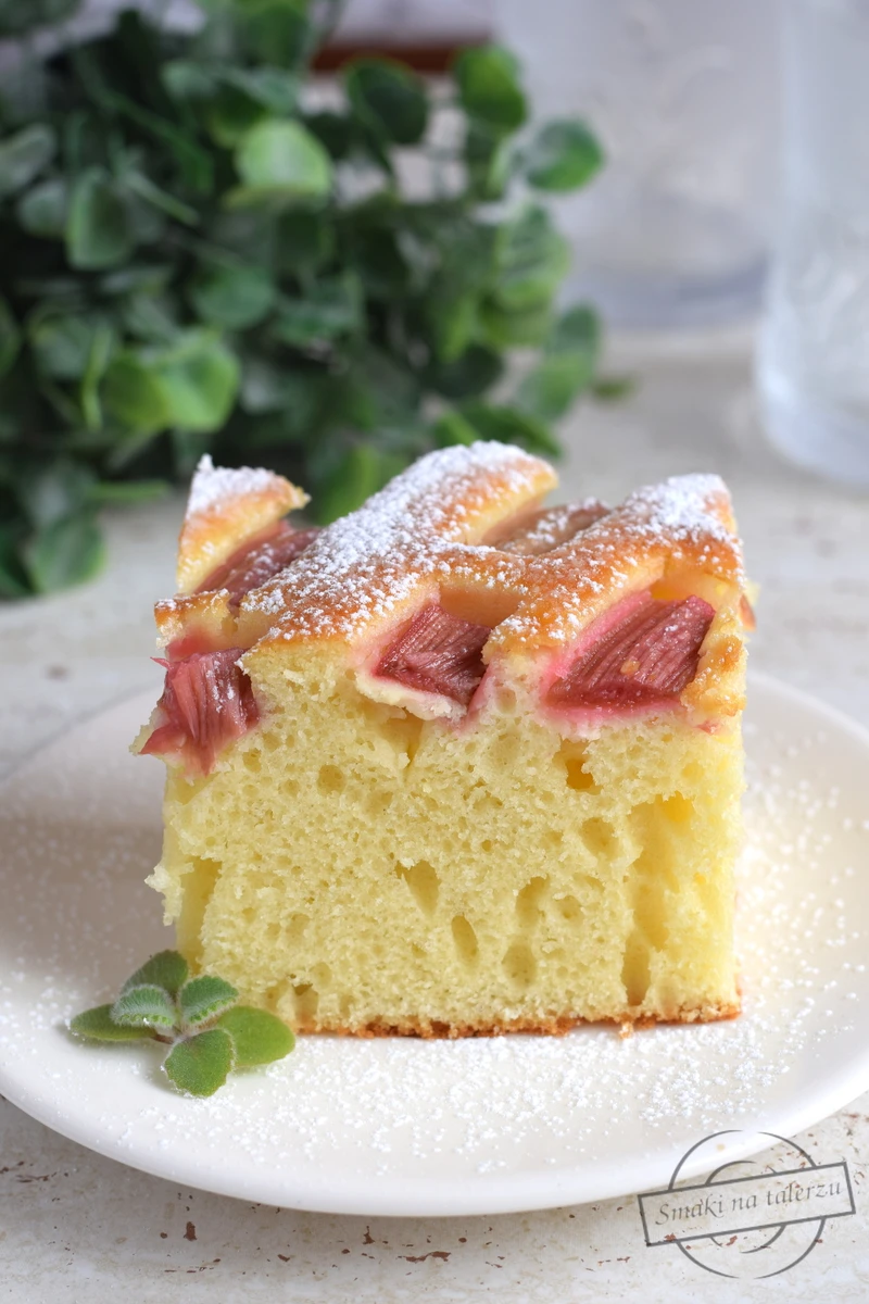 Ciasto maślankowe z rabarbarem