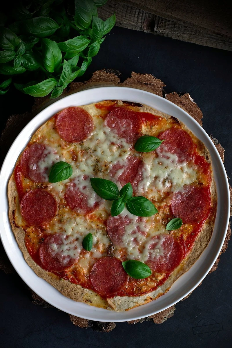 Błyskawiczna pizza na spodzie z tortilli