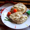 Pasta twarogowa z rybą w oleju i cebulką dymką