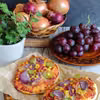 Focaccia farmerska z boczkiem, cebulą, kukurydzą i kiszonymi ogórkami