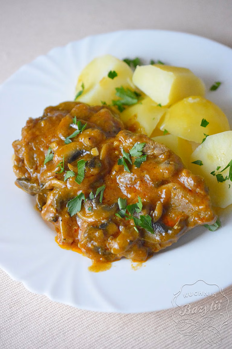 Karkówka z pieczarkami