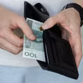 Nawet 2200 złotych miesięcznie! Od stycznia więcej osób skorzysta z nowego świadczenia