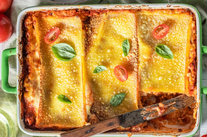 Klasyczna lasagne z mięsem i beszamelem! Ten trik sprawi, że będzie idealnie soczysta!