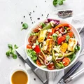 SAŁATKA Z GRILLOWANĄ PAPRYKĄ I HALLOUMI