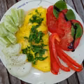 Letni omlet z żółtym serem i świeżymi warzywami