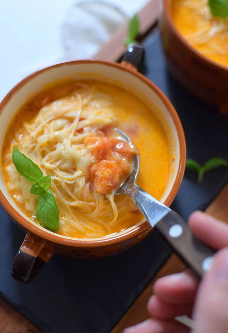 Zupa pomidorowa ze świeżych pomidorów z mleczkiem kokosowym i makaronem ryżowym