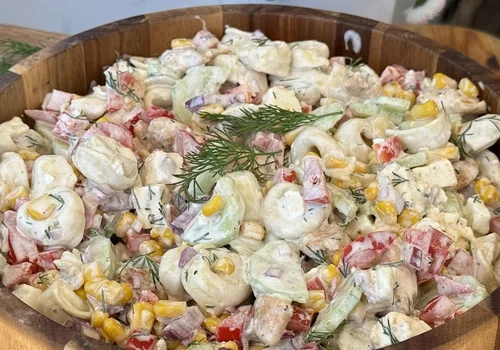 Sałatka z tortellini i kurczakiem