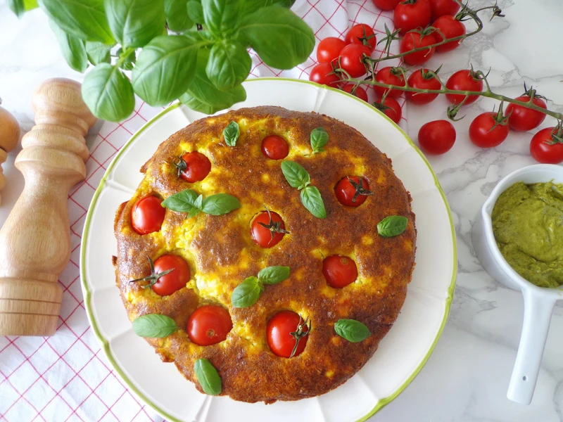 Pieczona frittata z pomidorkami, fetą i pesto