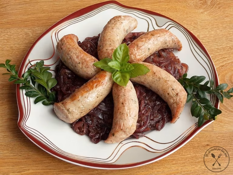 Biała kiełbasa na karmelizowanej czerwonej cebuli