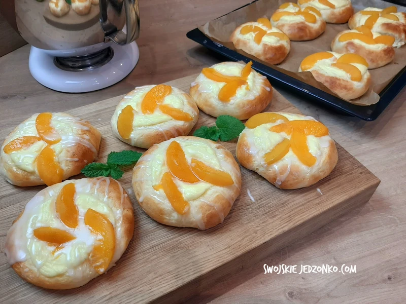 Drożdżówki z serem i brzoskwiniami