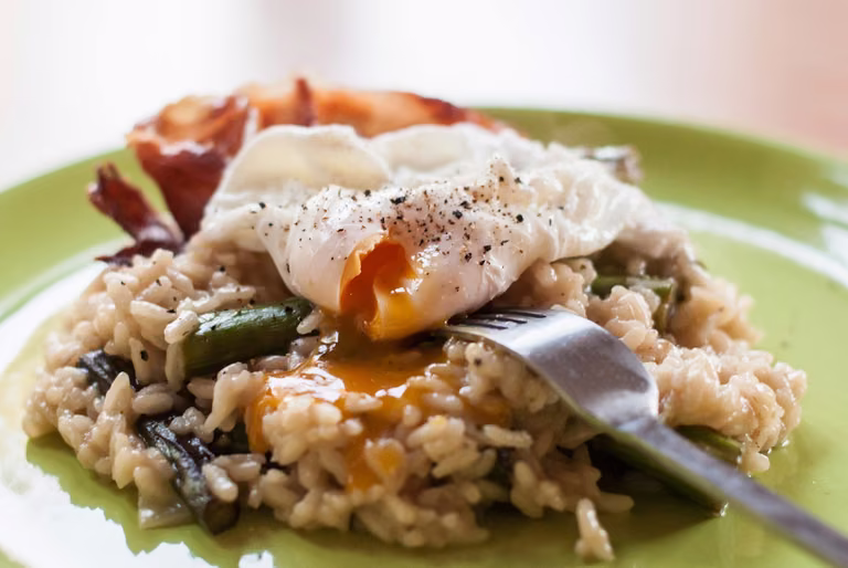 Risotto ze szparagami, jakiem w koszulce i chipsem z szynki parmeńskiej