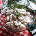 Śledzie w pieczarkach z koperkiem. Pyszna sałatka śledziowa z pieczarkami.
