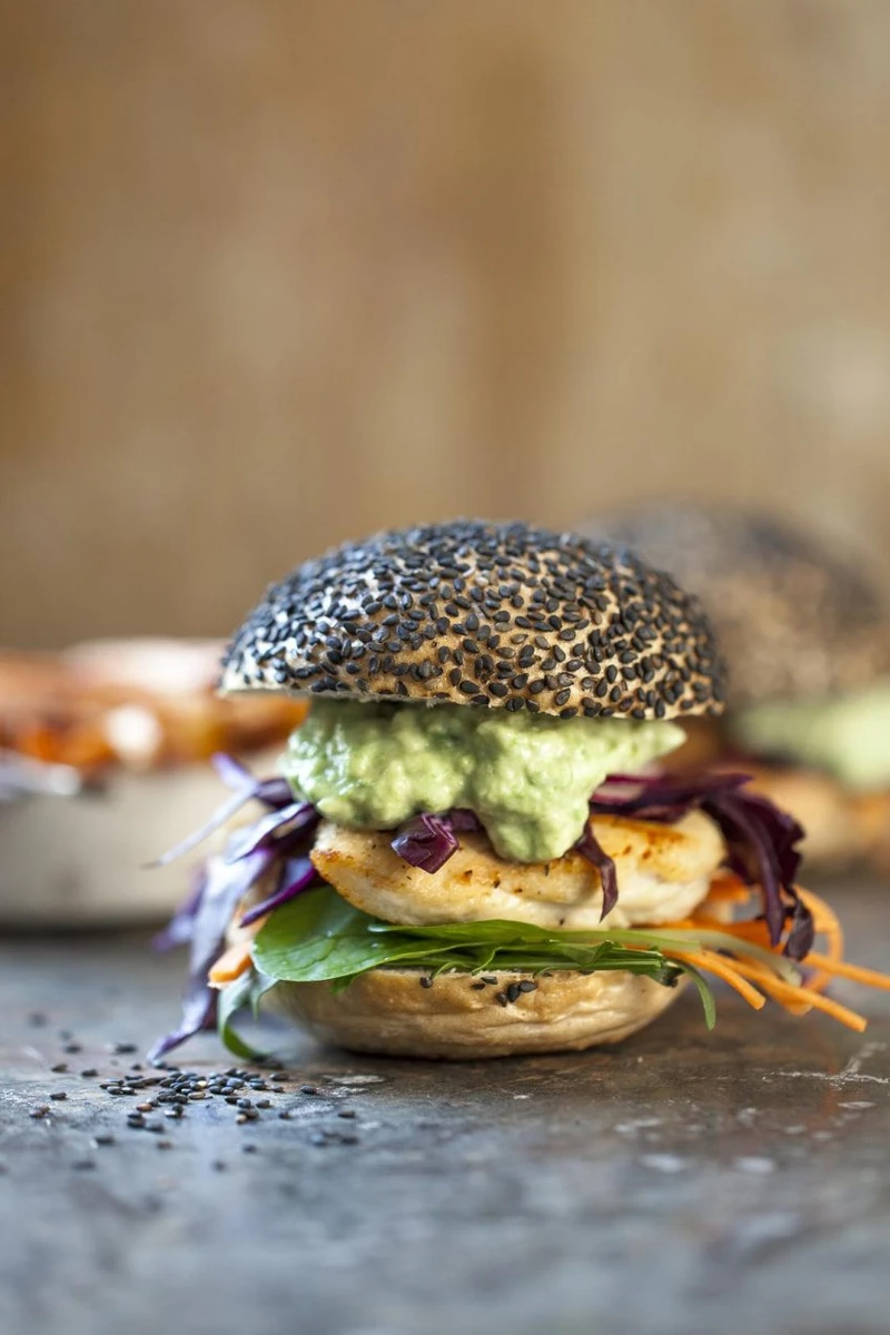 BURGER Z KURCZAKIEM I SOSEM Z AWOKADO