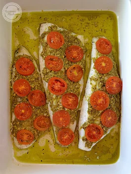Ryba z pesto i pomidorkami