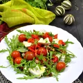 SAŁATKA Z RUKOLĄ, NIEBIESKIM SEREM I PISTACJAMI