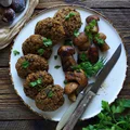 Kotleciki grzybowe z kaszy z grillowanymi borowikami