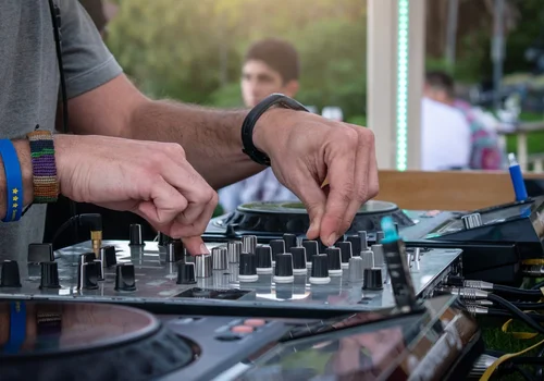 Światowy Dzień Didżeja: Uhonorowanie Mistrzów Konsoli