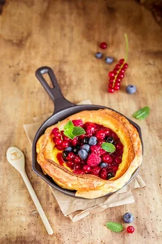 Dutch baby z owocami w miodzie