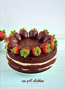 Wegański tort czekoladowy z truskawkami bez cukru (idealny na Dzień Matki)