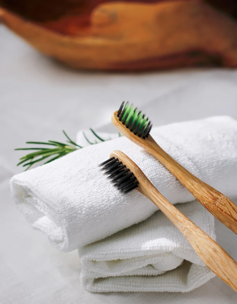 Naturalna pielęgnacja zębów – Modny trend, czy naprawdę skuteczna ochrona zębów i jamy ustnej?