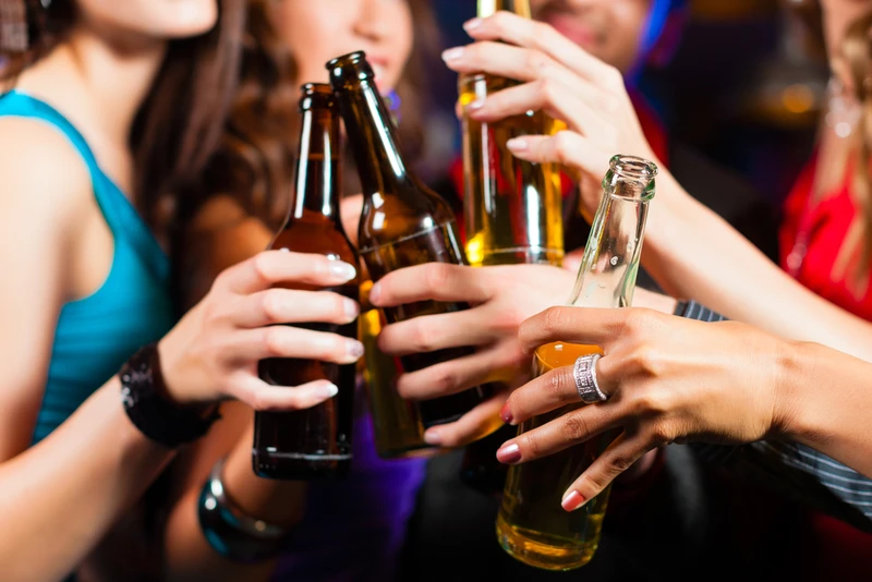 Dlaczego nie warto łączyć alkoholu ze słodyczami?