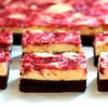 Brownie z serem i truskawkami