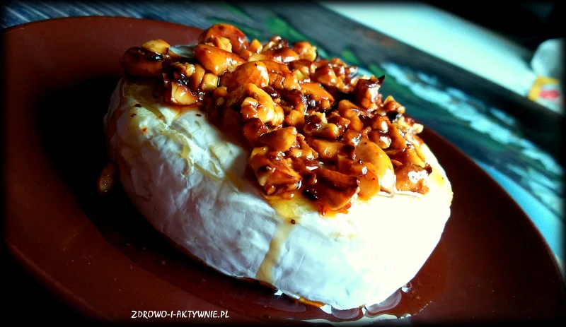Camembert z orzechami w miodzie