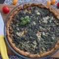 Orkiszowa tarta ze szpinakiem i serem pleśniowym