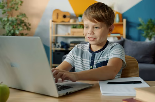 Wielkie zmiany w edukacji. Do szkół trafi sprzęt do nauki AI!