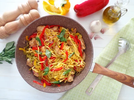 Ziołowe tagliatelle z indykiem i papryką