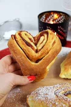 Drożdżowe serca z marmoladą
