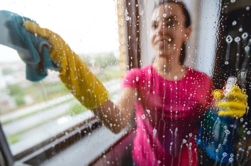 Czy można myć okna zimą? Większość osób popełnia ten jeden błąd i potem żałuje!