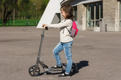 Obowiązkowe kaski dla dzieci do 16. roku życia, ale nie zawsze! Ten wyjątek podzielił Polaków i wywołał burzę